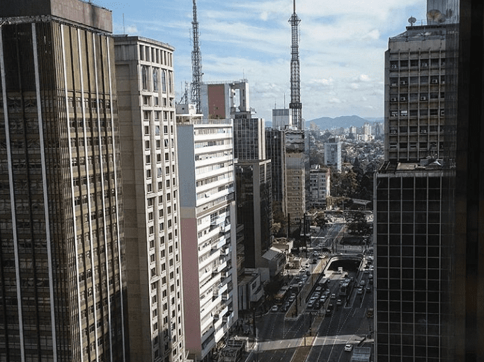 A Avenida Paulista é um aglomerado de sensações já durante a semana. Aos sábados e domingos a cena cultural se expande, dando espaço para novas e intensas experiências envolvendo museus e casas de cultura