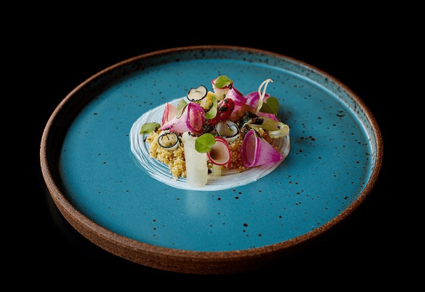 Uma das entradas do Tuju: cuscuz de farinha uarini, iogurte, nabos no mel de emerina e hortelã. Foto: Instagram @tujurestaurante.