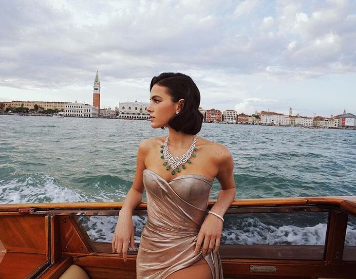 Bruna Marquezine exibe relógio histórico em Veneza - bruna marquezine vestido metálico fenda colar e relógio jóias