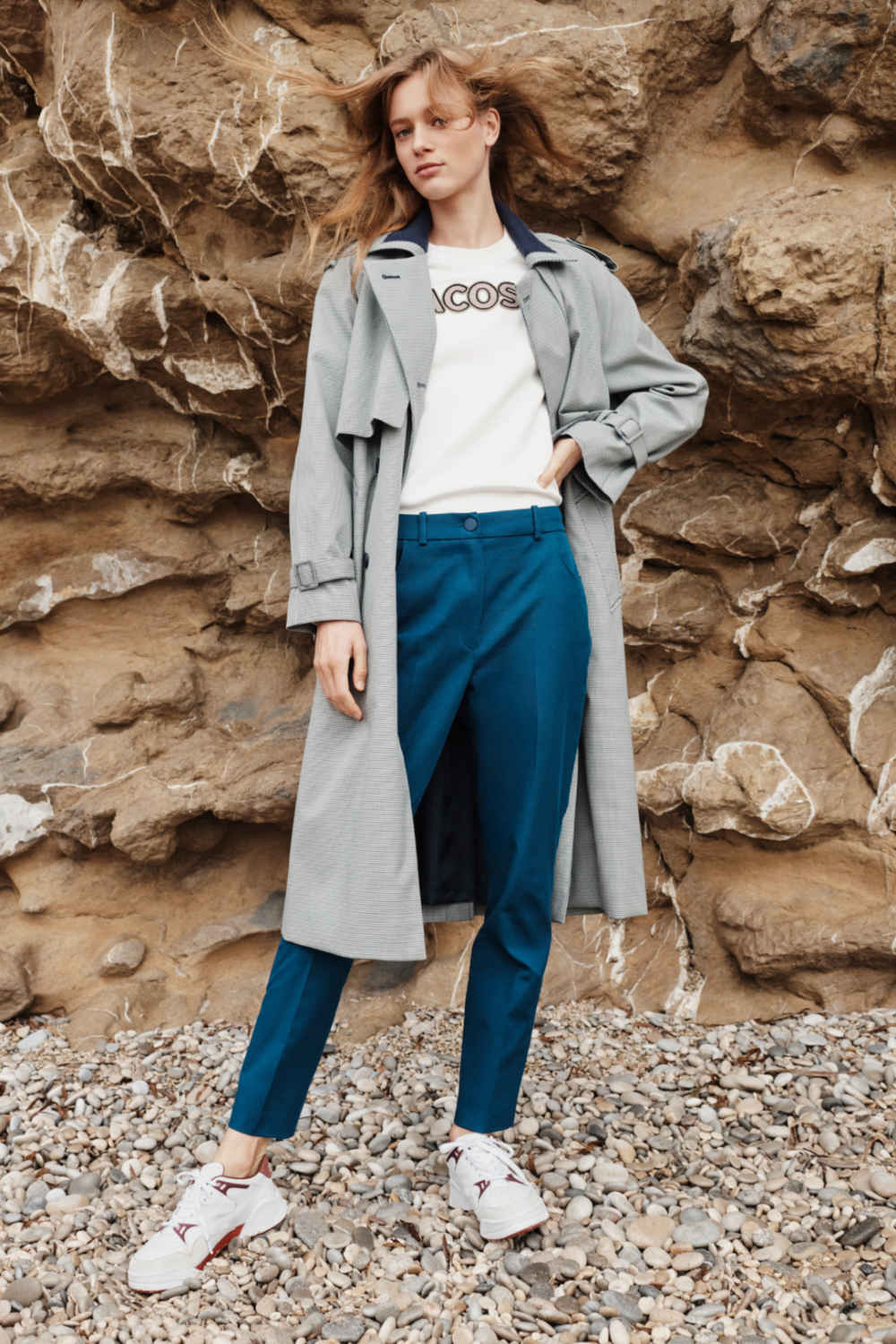 trench coat cinza calça azul marinho estilo francês moda