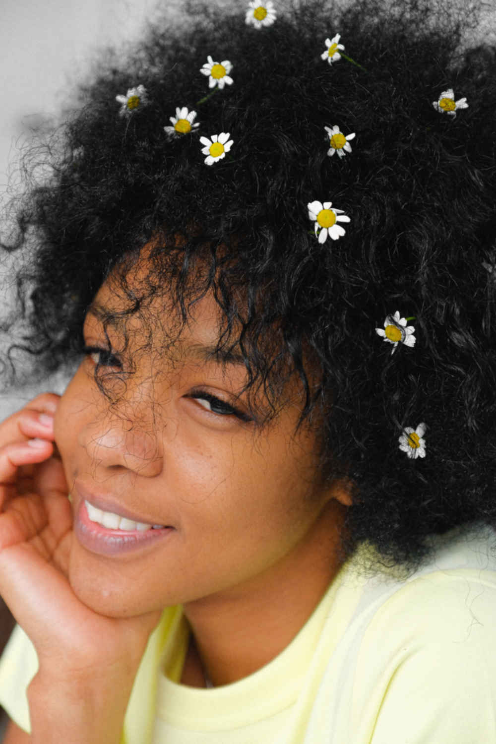 cabelo afro decorado com flores