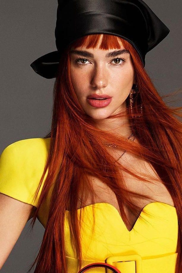 Versace Girl: Dua Lipa ruiva e com franja