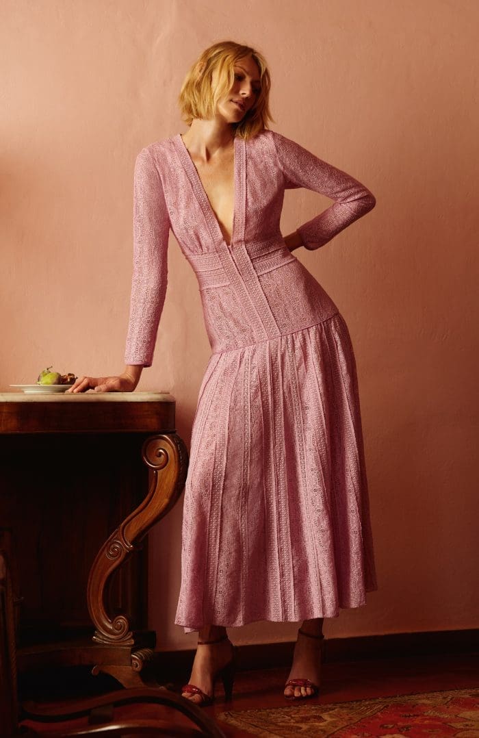 vestido renda rosa claro manga longa decote profundo