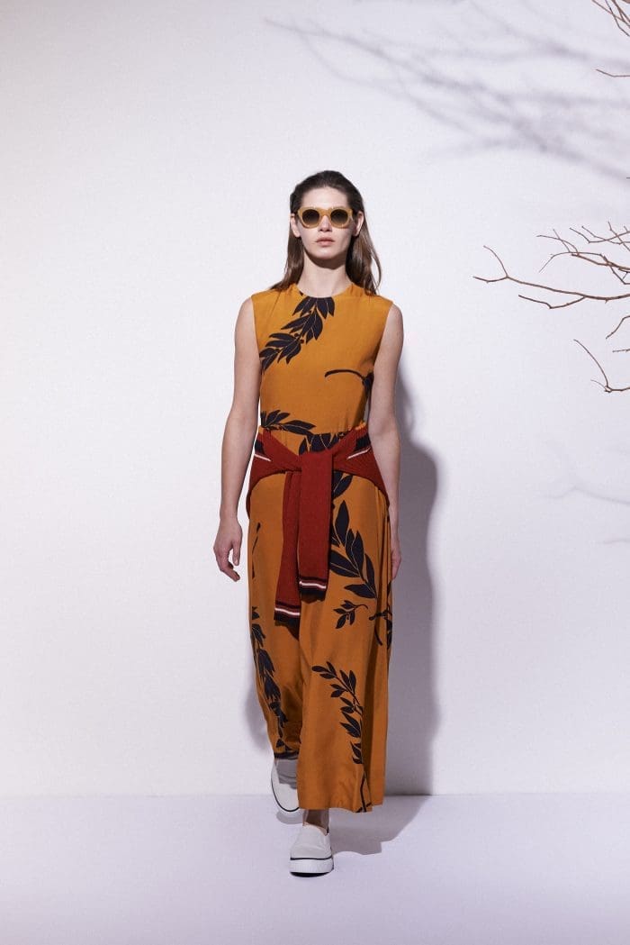 vestido estampa de folha tom mostarda e preto - longo - vestido com tênis e blusa amarrada na cintura