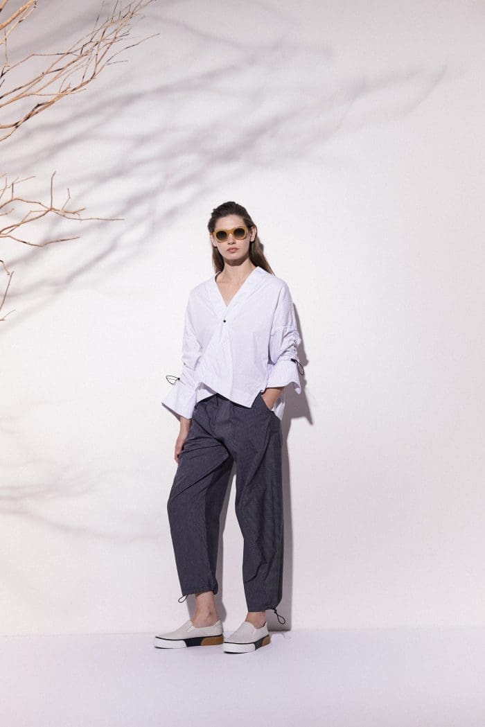 calça escura, camisa alfaiataria branca e tênis claro