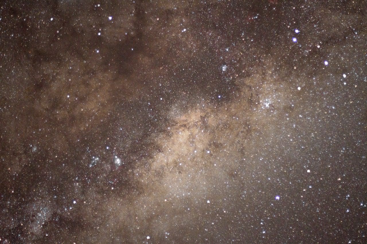 O céu visto de São Francisco Xavier em uma noite sem nuvens. Foto: Matheus Colen/Origina Conteúdo. - via láctea, milk way, estrelas