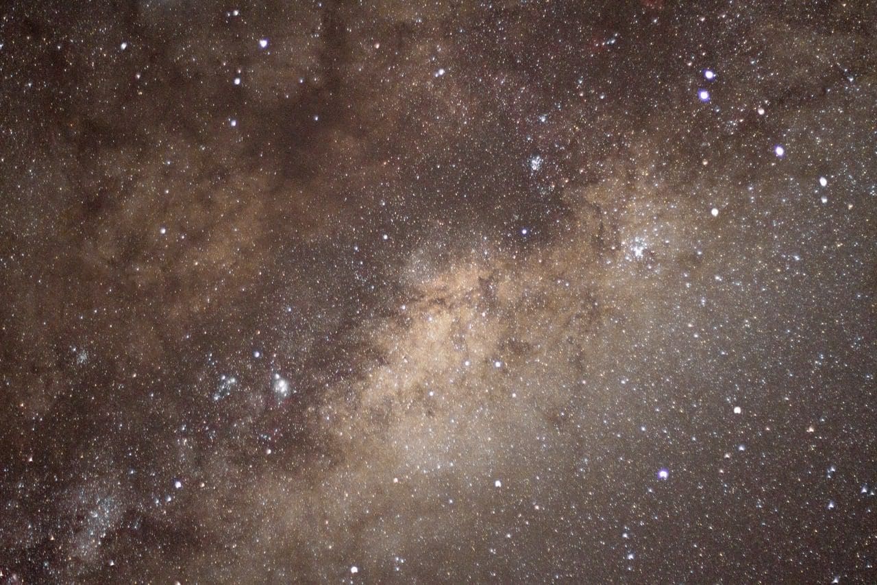 O céu visto de São Francisco Xavier em uma noite sem nuvens. Foto: Matheus Colen/Origina Conteúdo. - via láctea, milk way, estrelas