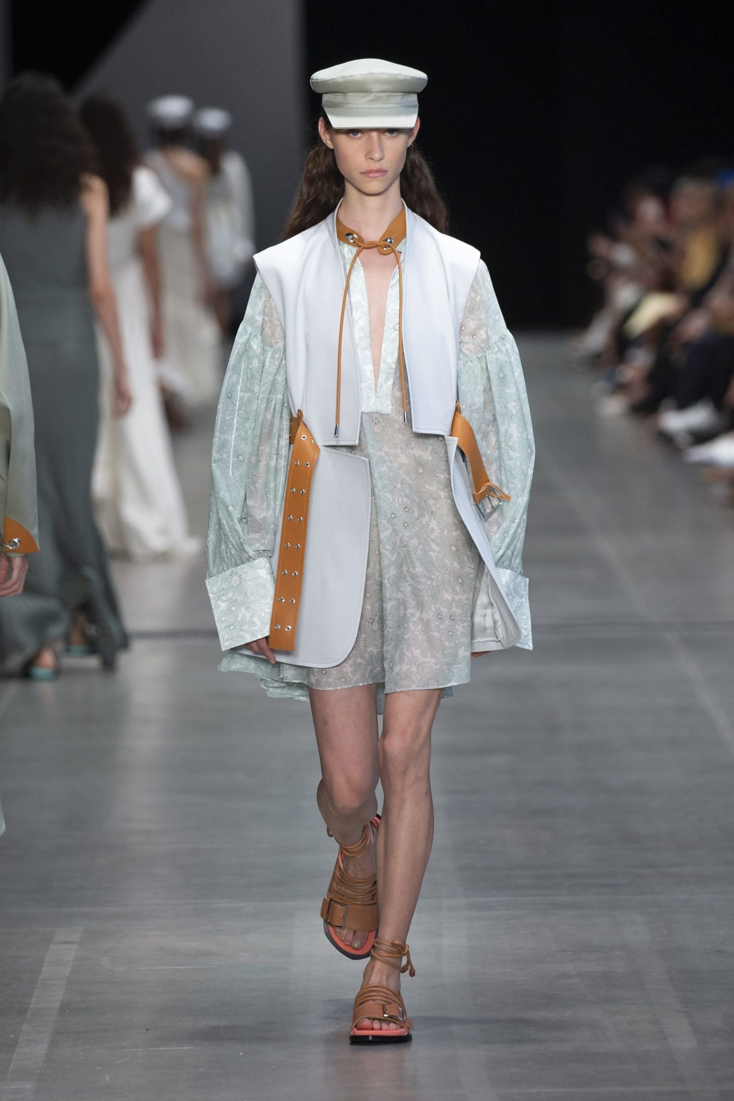 vestido curto fluido claro detalhe em couro sandália tornozelo Sportmax primavera/verão 2020. Foto: Divulgação.
