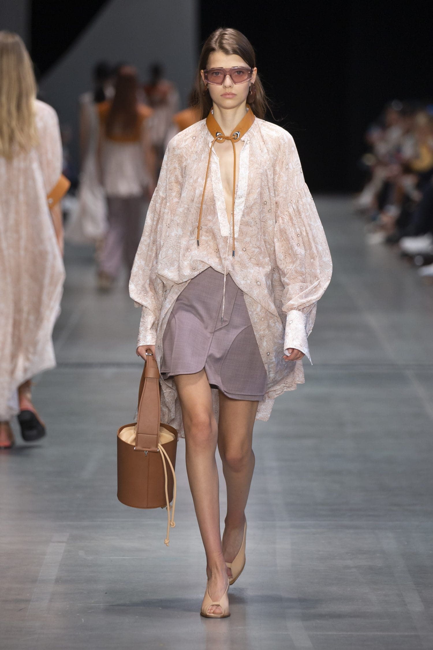 óculos máscara rosado bata transparência tom claro detalhe em couro sportmax semana de moda Sportmax primavera/verão 2020. Foto: Divulgação.
