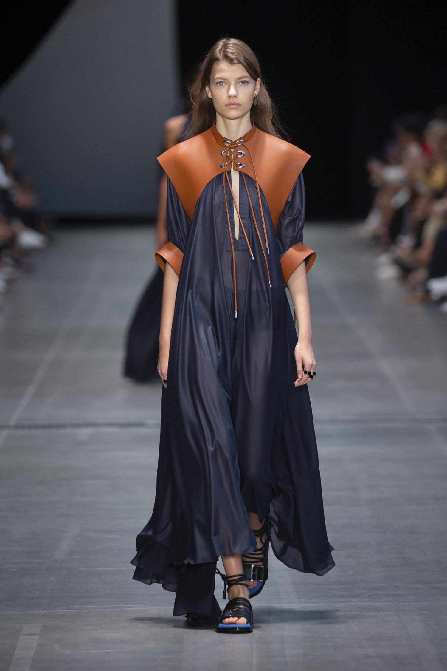 vestido marinho fluido longo com detalhe em couro Sportmax primavera/verão 2020. Foto: Divulgação.