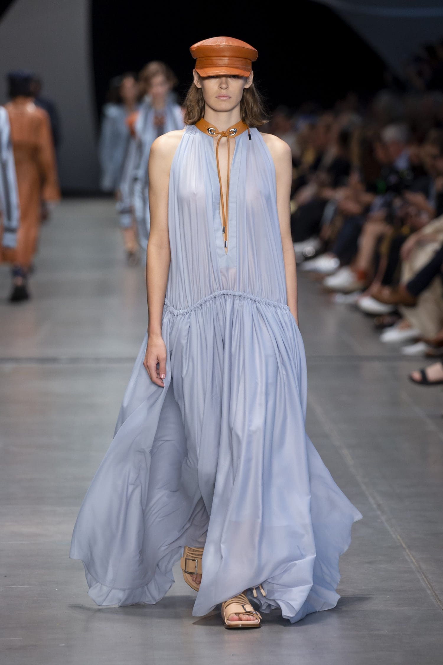 vestido longo azul claro sportmax transparência Sportmax primavera/verão 2020. Foto: Divulgação.