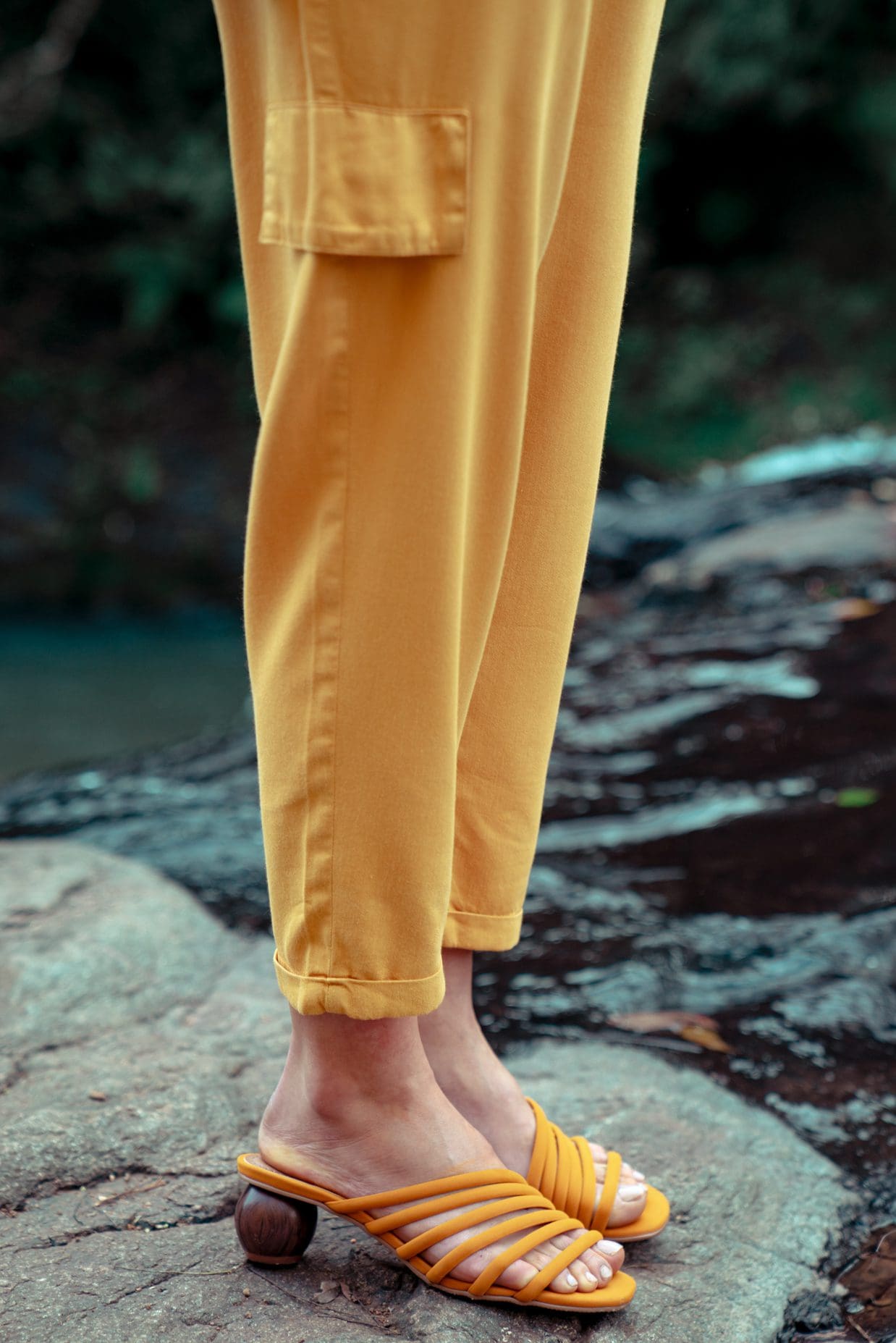 macacão amarelo e sandália de salto baixo amarela