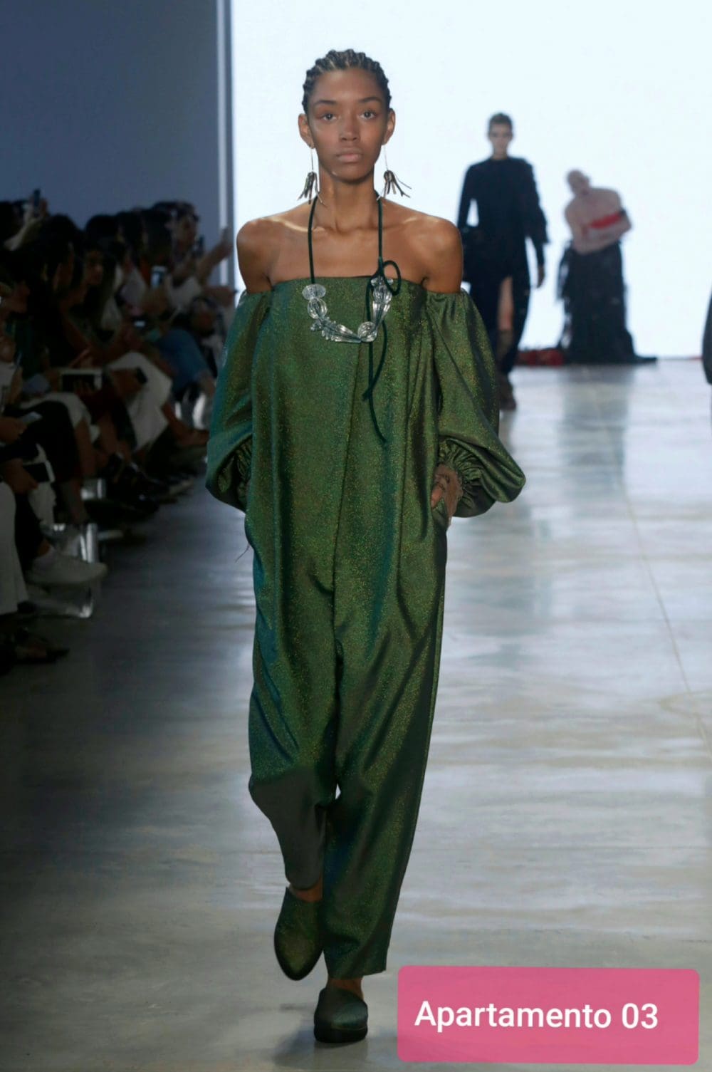 ombros em evidência - moda - spfw - look - macacão verde bufante