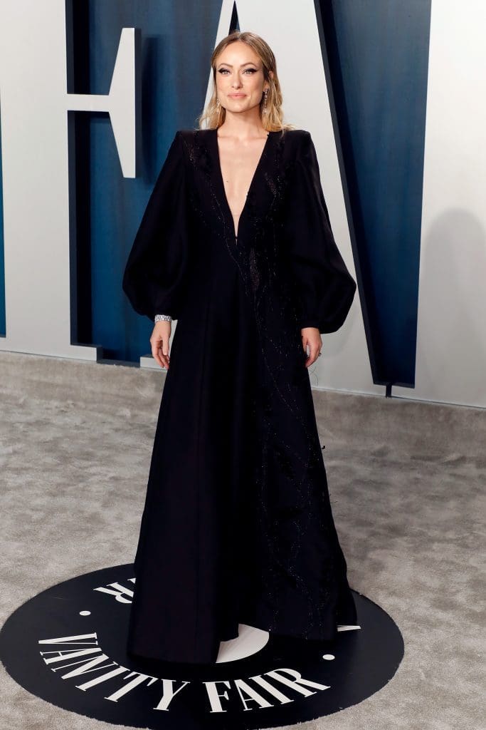 Olivia Wilde de vestido longo preto com mangas bufantes Oscar 2020 - red carpet