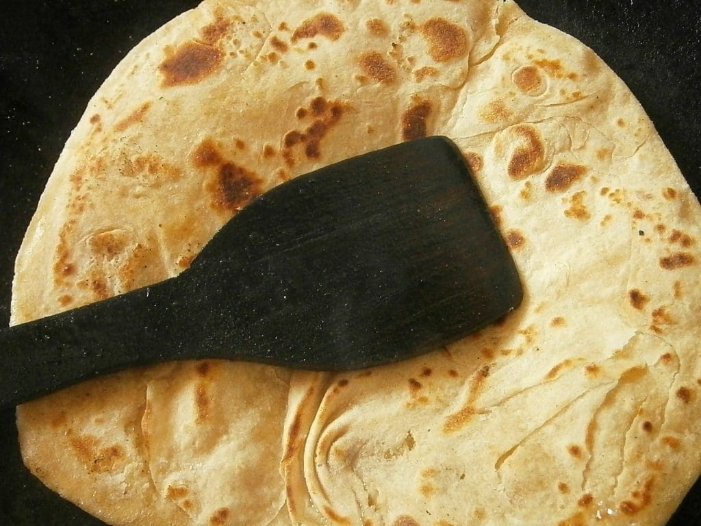 Receita fácil - pão de frigideira com poucos ingredientes - para dias sem padaria - receita pão chapati - sem fermento e sem ovo