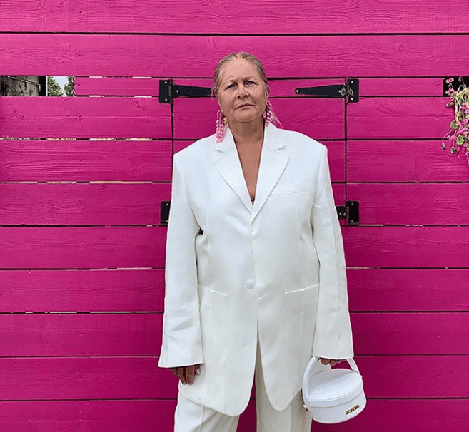 jacquemus editorial com sua avó - moda - blazer branco brinco pink